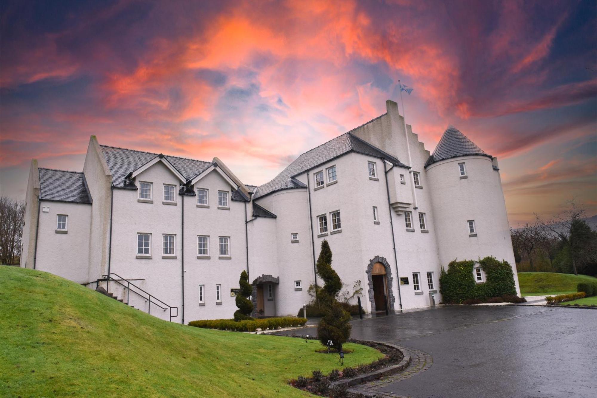 Glenskirlie Castle Hotel Banknock Екстериор снимка